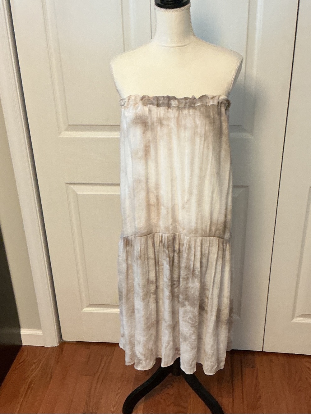 Strapless Tie-Dye Midi Dress in Taupe White